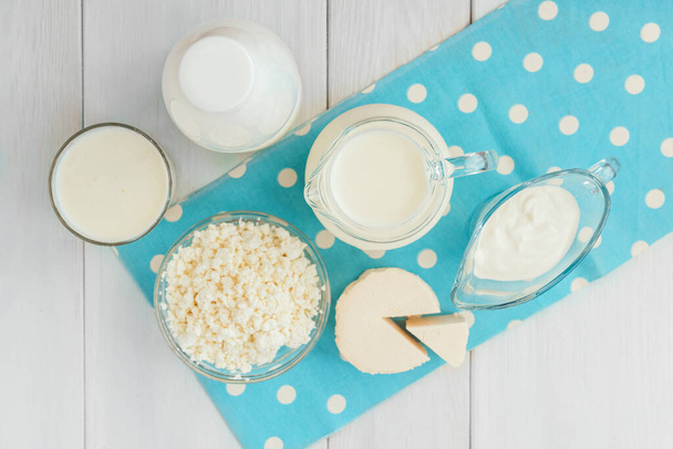 Prodotti lattiero-caseari. Latte, ricotta e formaggio su sfondo bianco in legno. - Foto, immagini