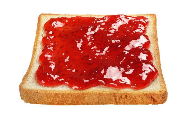 Scheibe Toastbrot mit roter Himbeermarmelade isoliert auf weißem Hintergrund. - Foto, Bild