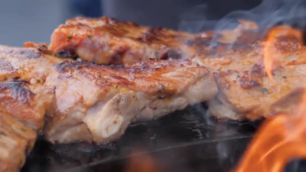 cámara lenta: proceso de cocción de filetes de carne en brasero con llama caliente - de cerca - Metraje, vídeo
