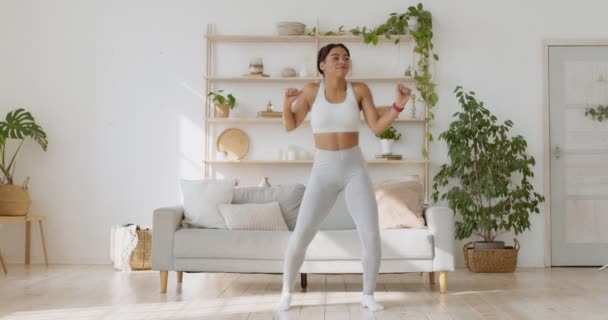 Energetische Afrikaanse Amerikaanse dame dansen na fitness training thuis, genieten van haar levensstijl, slow motion - Video