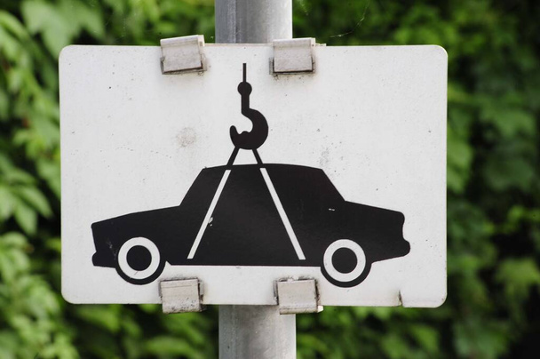 Uwaga znaki drogowe strefy holowania, brak parkingu i zatrzymania - Zdjęcie, obraz