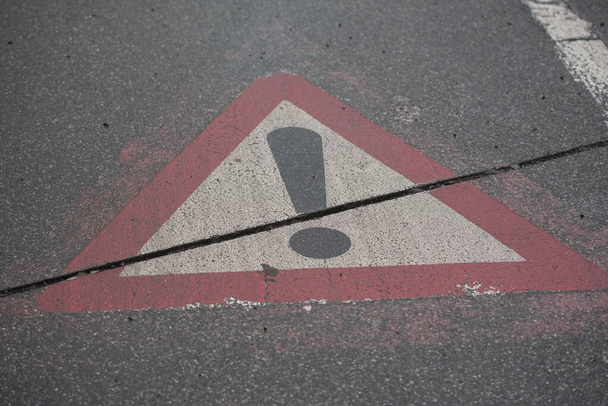 Uwaga ruch drogowy lub znak drogowy, czerwony trójkąt jako ostrzeżenie - Zdjęcie, obraz