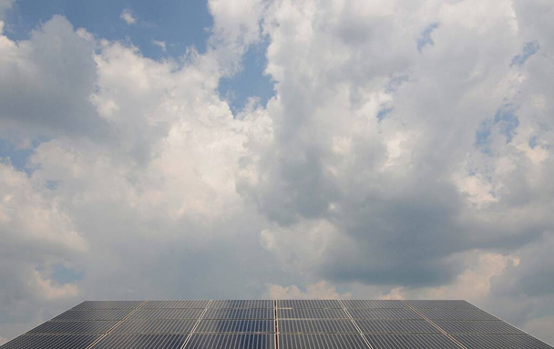 持続可能なエネルギーと電力を生み出す太陽光パネルと太陽光発電 - 写真・画像