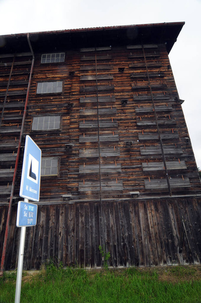 Eski ve terk edilmiş endüstriyel kereste deposu, kereste inşaat binası. - Fotoğraf, Görsel