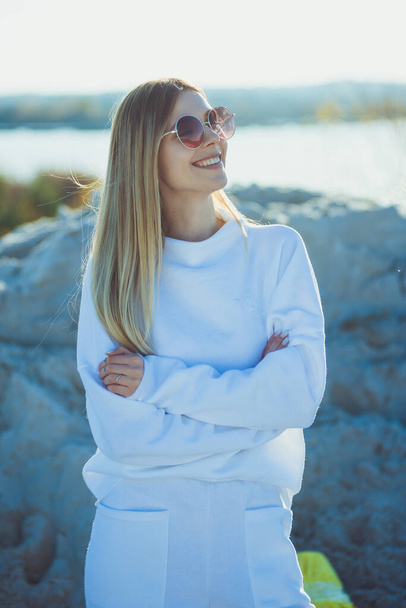 Μόδα γυναίκα φορώντας λευκά ζεστά ρούχα εξωτερική στην παραλία - Φωτογραφία, εικόνα