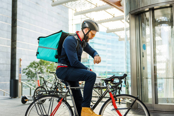 Food delivery service, rider delivering food to clints with bicycle - Concepts about transportation, food delivery and technology - Foto, Imagen