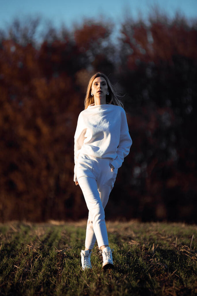 Kaunis nainen valkoinen rento lämpimät vaatteet viihtyisässä syksyllä - Valokuva, kuva