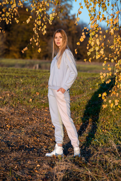 Όμορφη γυναίκα σε λευκό casual ζεστά ρούχα σε ζεστό φθινόπωρο - Φωτογραφία, εικόνα