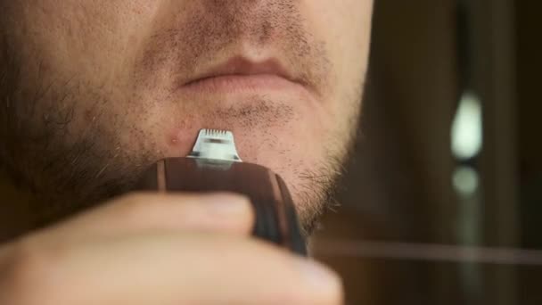 Nahaufnahme Mann rasiert Schnurrbart und Bart mit kleinem Trimmer - Filmmaterial, Video