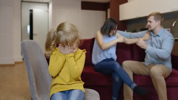 Gyermek lány gyerek szenved, és sír a veszekedés a szülők között a családban. Konfliktus, válság - Felvétel, videó