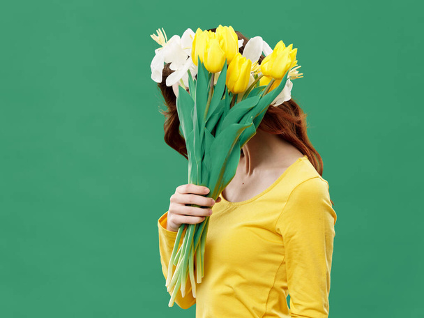 Γυναίκα με ένα μπουκέτο λουλούδια καλύπτουν το πρόσωπό της με δώρο διακοπών womens ημέρα  - Φωτογραφία, εικόνα