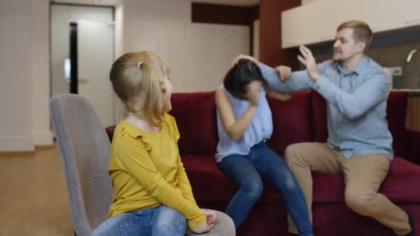 Dziecko dziewczynka cierpi i płacze z powodu kłótni między rodzicami w rodzinie. Konflikt, problemy - Materiał filmowy, wideo
