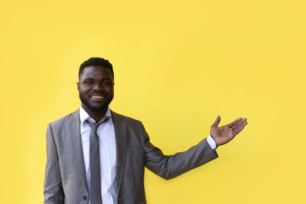 O afro-americano conta até 5, gesto de mão, banner - Foto, Imagem