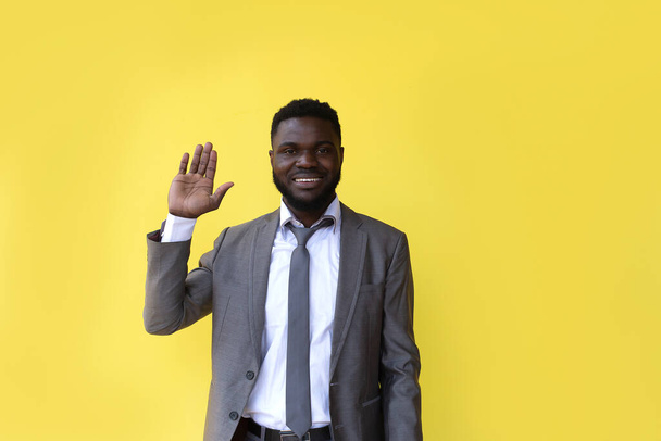 L'afroamericano conta fino a 5, gesto della mano, striscione - Foto, immagini