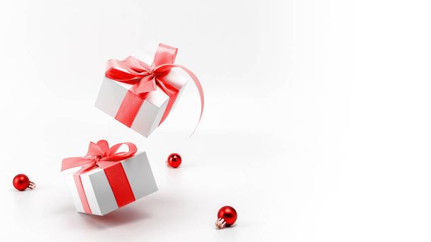 Vacanza sfondo invernale. Regali bianchi con nastro rosso e palline di Capodanno nella decorazione natalizia su sfondo bianco per biglietto di auguri. Ricevuto. Vacanze invernali, Capodanno - Foto, immagini