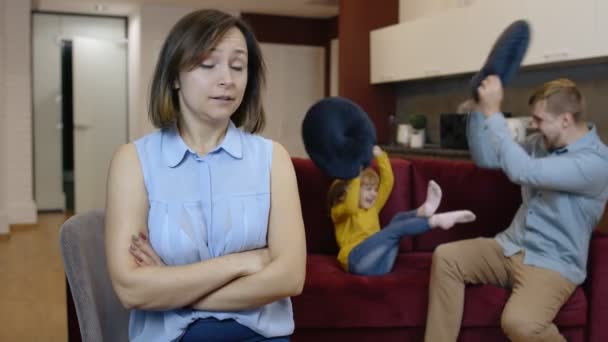 Fáradt depressziós fiatal kaukázusi anya nő úgy érzi, nagyon bosszús az aktív apa és lánya gyermek - Felvétel, videó