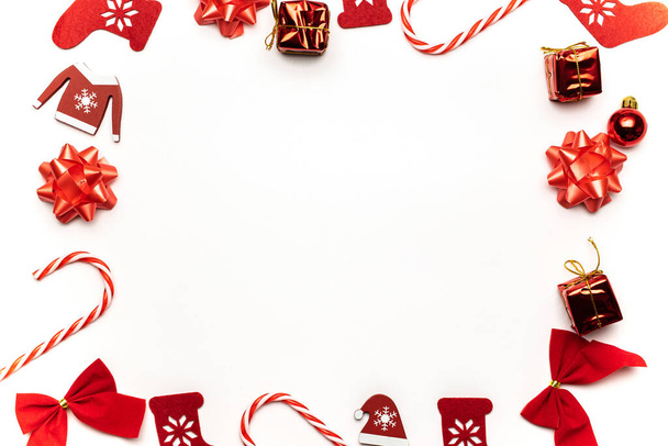 Різдвяний подарунок. Панчіх, подарунки, зимове дерево, стрічка і лук у формі рамки на білому тлі для вітальної листівки. Копіювати простір. Зимові канікули, Новий рік
 - Фото, зображення