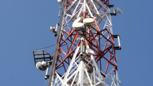 Távközlő Celluláris Torony a kék ég ellen - Felvétel, videó