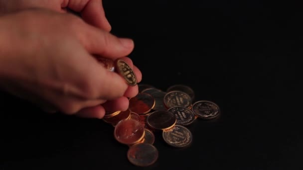 A handful of real gold pours Turkish money by counting it in slow motion. - Footage, Video