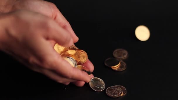 A handful of real gold pours Turkish money in slow motion. - Footage, Video