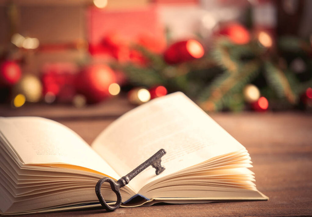 Livre ouvert et clé avec cadeaux de Noël sur fond - Photo, image