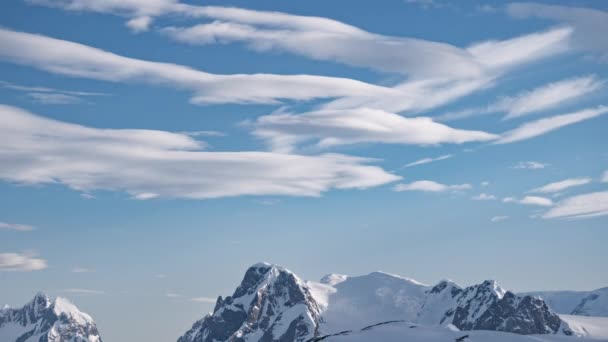 Τοπίο με χιονισμένα βουνά σε συννεφιασμένη ημέρα στην Ανταρκτική στο timelapse εναέρια άποψη. Φιορδ κατεψυγμένα - Πλάνα, βίντεο
