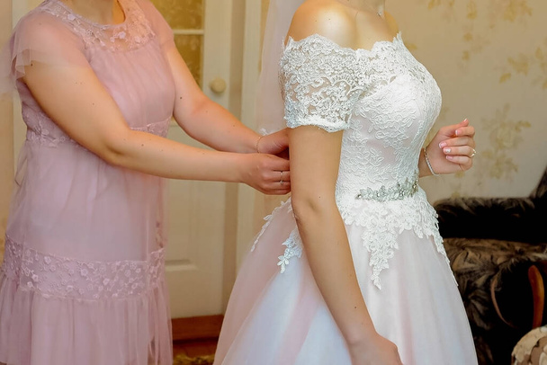 девушка в красивом кружевном платье. невеста и парень, две красивые девушки - Фото, изображение