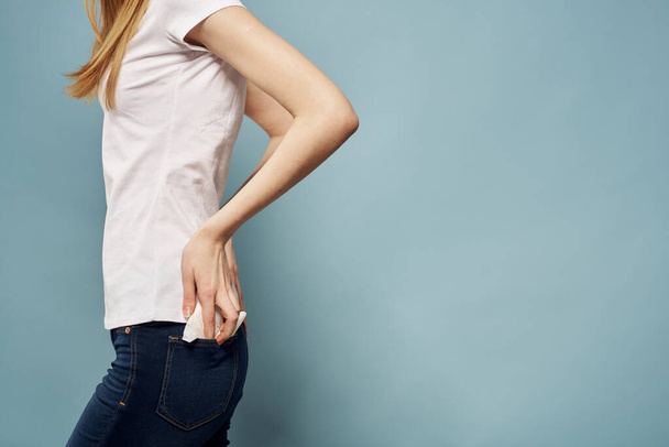 Mujer con tira en jeans bolsillo menstruación días críticos - Foto, Imagen
