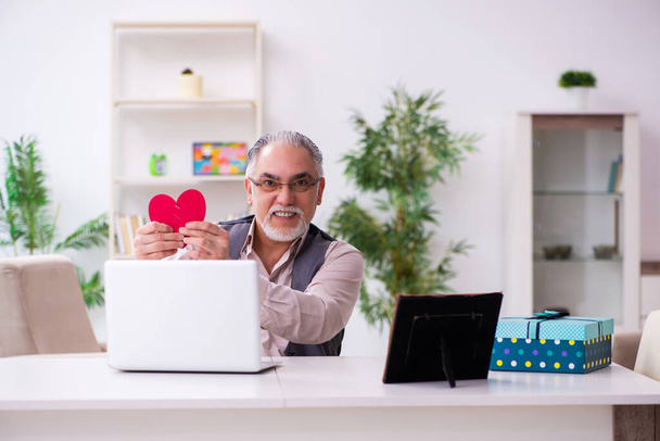 Öreg ember csinál házassági ajánlatot interneten keresztül - Fotó, kép