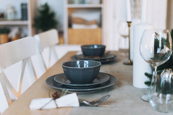 Обслуживание праздничного стола, серых тарелок, минимализма, скандинавского дизайна в гостиной - Фото, изображение