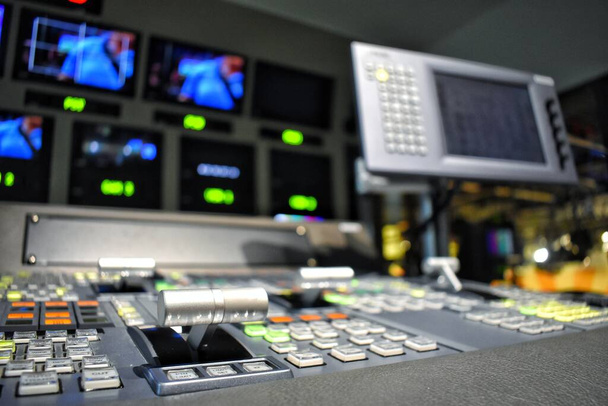 Televízió-előállítás céljára szolgáló berendezések az irányítóteremben. - Fotó, kép