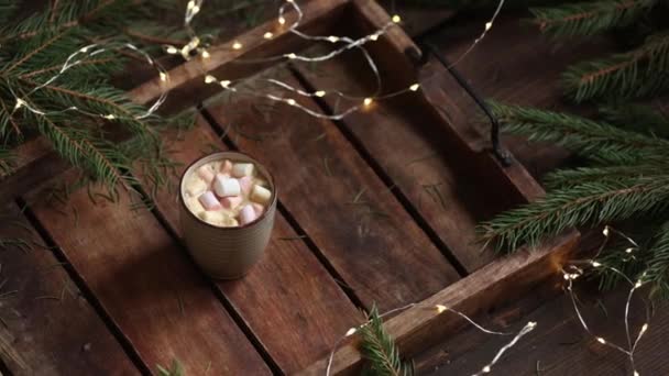 šálek kávy a marshmallows na dřevěném podnosu - Záběry, video
