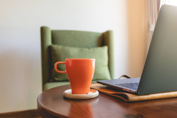 Kávé csésze és laptop az asztalon a kávézóban. - Fotó, kép