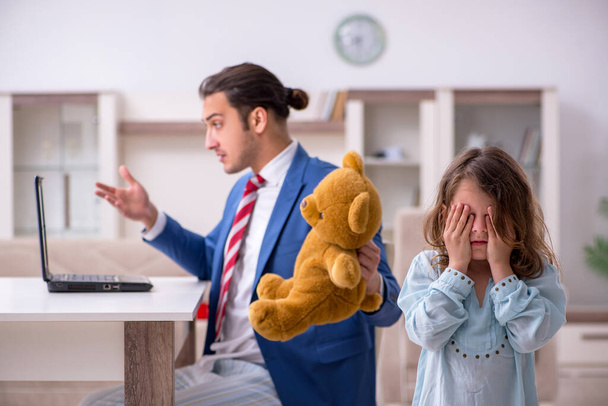 Chica molestando padre joven durante el trabajo desde casa en pandemi - Foto, imagen