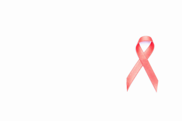 Hoi, dag. Rode lint symbool in hiv wereld dag geïsoleerd op witte achtergrond. Bewustzijnshulpmiddelen en kanker. Veroudering Gezondheid maand concept - Foto, afbeelding