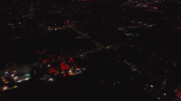 AERİAL. Şehir merkezinde Manzaralı Gece ve Parlayan Sokaklar ve Şehir Trafik Işıkları - Video, Çekim
