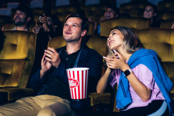 Grupo de público feliz ver cine en el teatro. - Foto, imagen