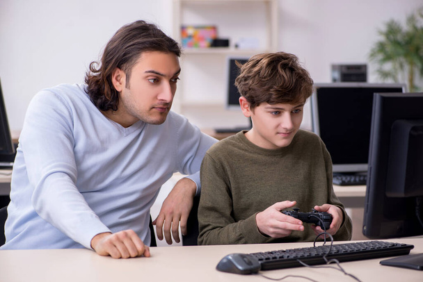 Отец и сын играют в компьютерные игры - Фото, изображение