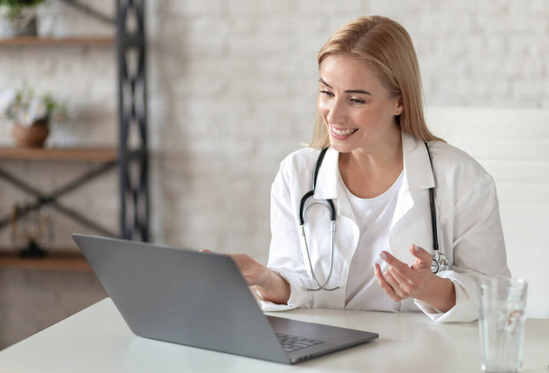 Woman doctor conducting online consultation - 写真・画像