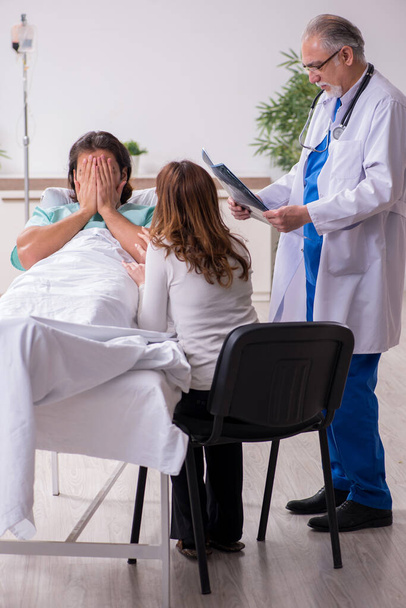 Νεαρή σύζυγος επισκέπτεται άρρωστο σύζυγο στην κλινική - Φωτογραφία, εικόνα