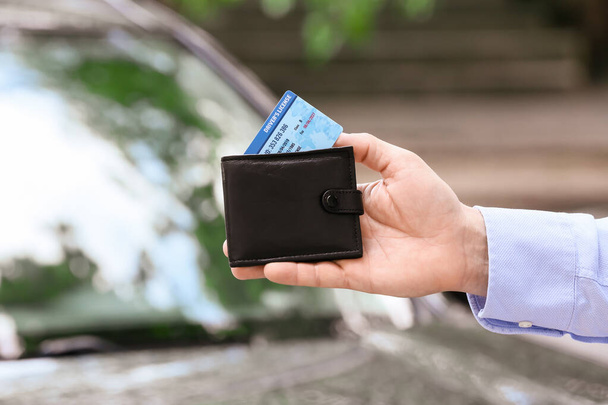 Homem com carta de condução em carteira perto de carro ao ar livre - Foto, Imagem