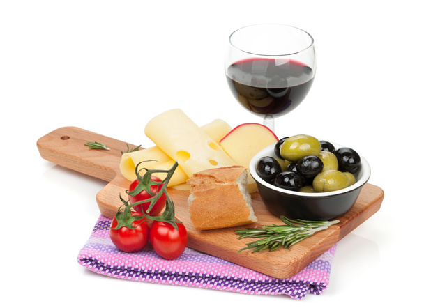 Vinho tinto com queijo, pão, azeitonas e especiarias
 - Foto, Imagem