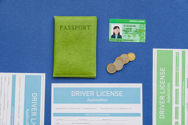 Patente di guida con passaporto e moduli di domanda su sfondo a colori - Foto, immagini