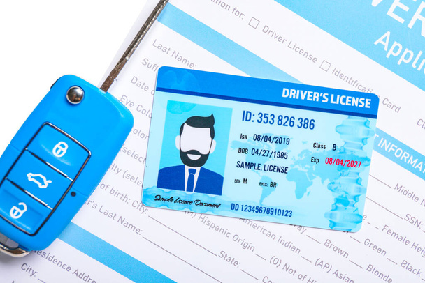 Licencia de conducir con formulario de solicitud y llave del coche, primer plano - Foto, imagen