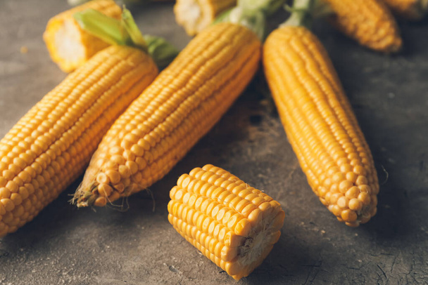 Fresh corn cobs on grey background - Foto, Imagem