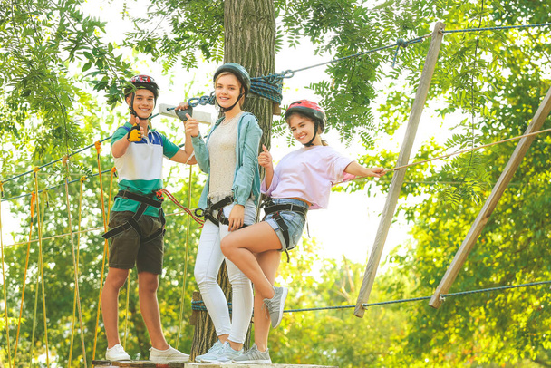 Les adolescents grimpent dans le parc d'aventure - Photo, image