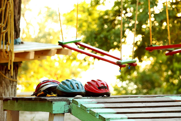 アドベンチャーパークの安全ヘルメット - 写真・画像