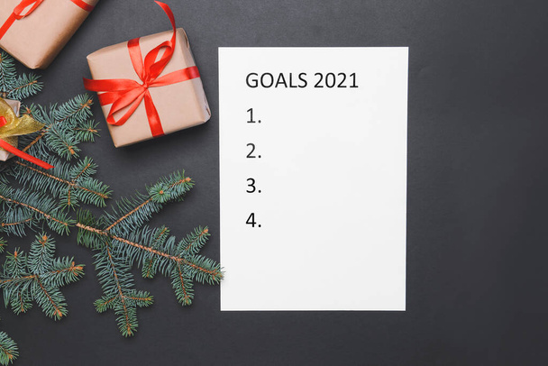 Vider pour faire la liste sur 2021 année avec des cadeaux sur fond sombre - Photo, image