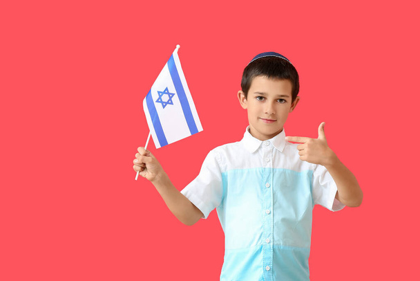 Niño pequeño con la bandera de Israel sobre fondo de color - Foto, imagen
