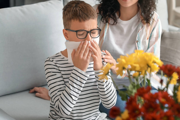 Mujer y su hijo con alergia al polen en casa - Foto, imagen